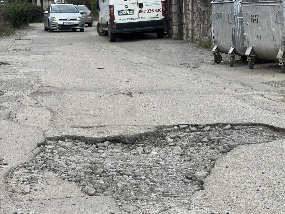 Ulica Ksenije Cicvarić na Zabjelu u katastrofalnom stanju: Između novih zgrada asfalt sa hiljadu rupa