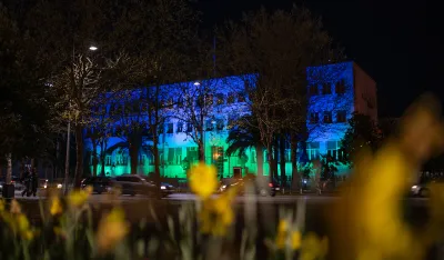 Zgrada Skup&scaron;tine Crne Gore osvijetljena večeras u bojama romske zastave