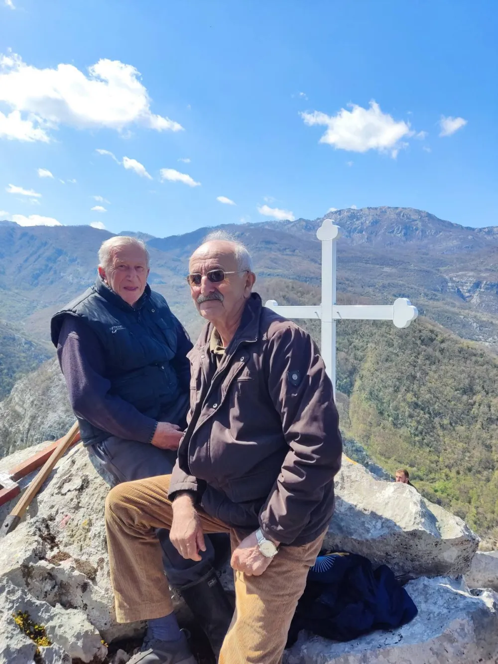 (FOTO) Bijeli krst Svetog Vasilija nad uslikanim manastirom Ostrog u rovačkim Platijama