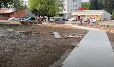 Preko puta doma zdravlja na Pobrežju betoniraju staze