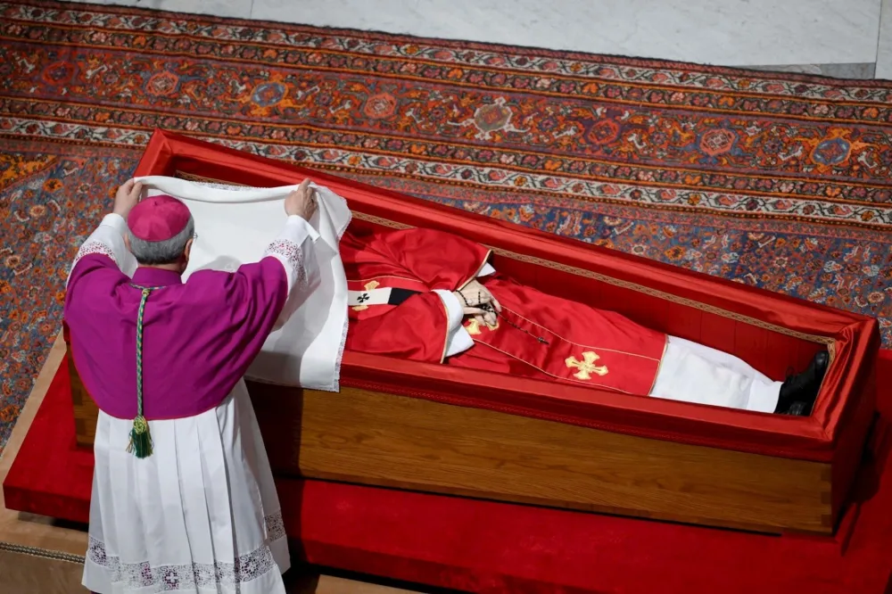 (VIDEO) Simbolika odjeće u kojoj će papa Franja biti sahranjen