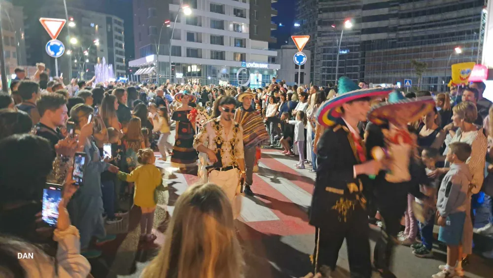 (VIDEO) Glavna karnevalska noć, Budva zasijala u punom sjaju