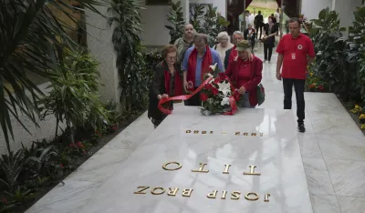 (FOTO) Građani iz cijele biv&scaron;e Jugoslavije odaju po&scaron;tu Titu: Vijenci i cvijeće za doživotnog predsjednika SFRJ