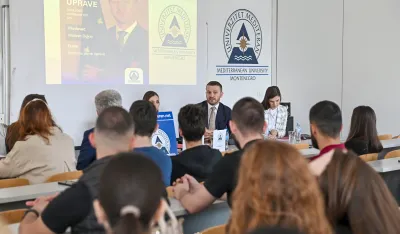 Mara&scaron; Dukaj sa studentima