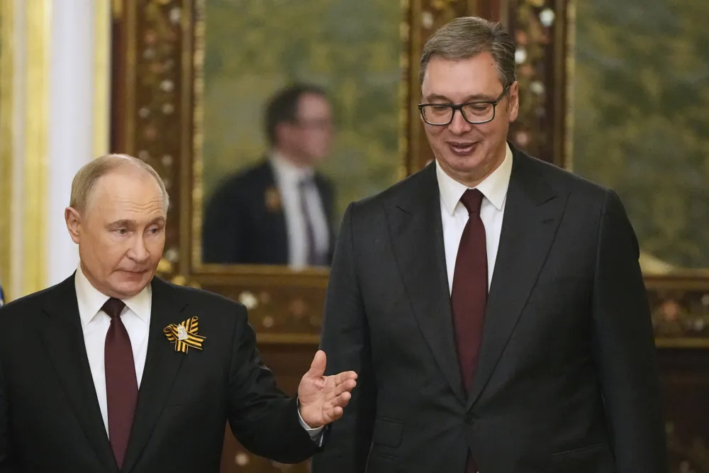 Vučić dobio od Putina sat, pu&scaron;ku, knjigu i vino