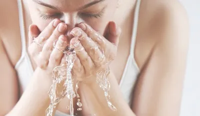Novi viralni beauty trend je mineralna voda za njegu kože