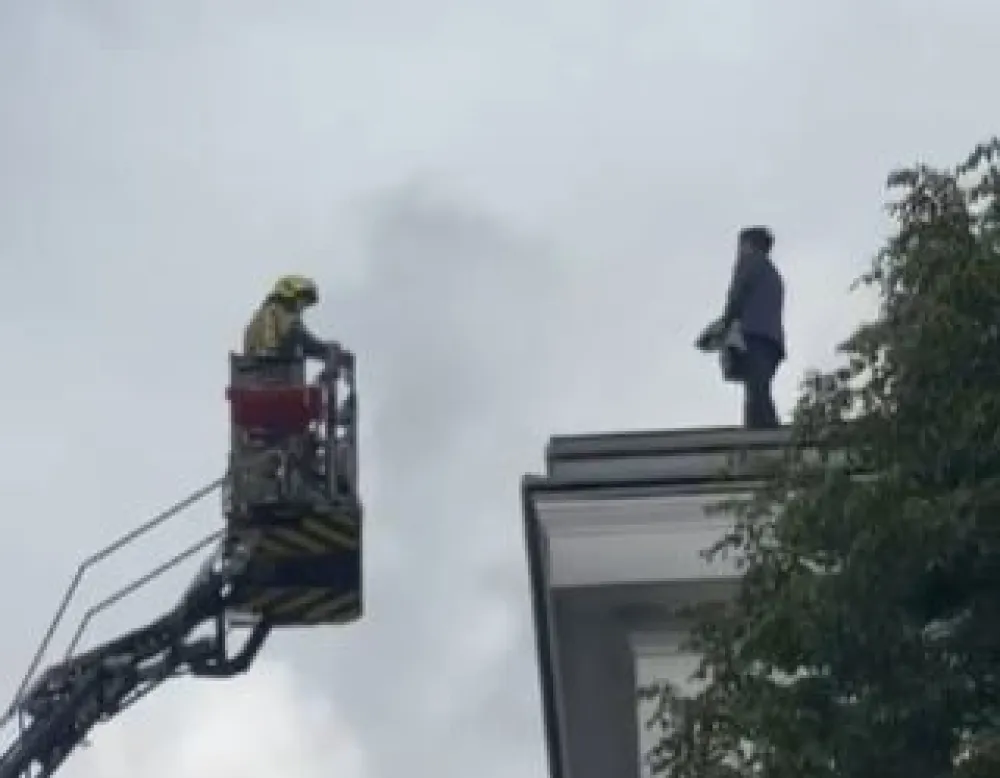 Slovenački političar popeo se na krov narodne skup&scaron;tine i prijetio da će skočiti