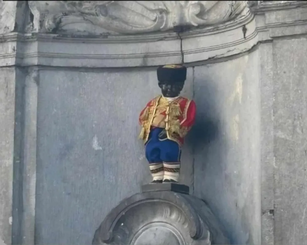 Povodom sjutra&scaron;njeg Dana nezavisnosti popularni "Maneken Pis" obučen u crnogorsku narodnu no&scaron;nju