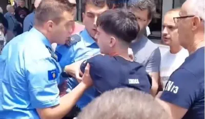 (VIDEO) Incident u Kosovskoj Mitrovici: Policajac hvatao za vrat i maltretirao srpskog maturanta, spasili ga građani i profesori