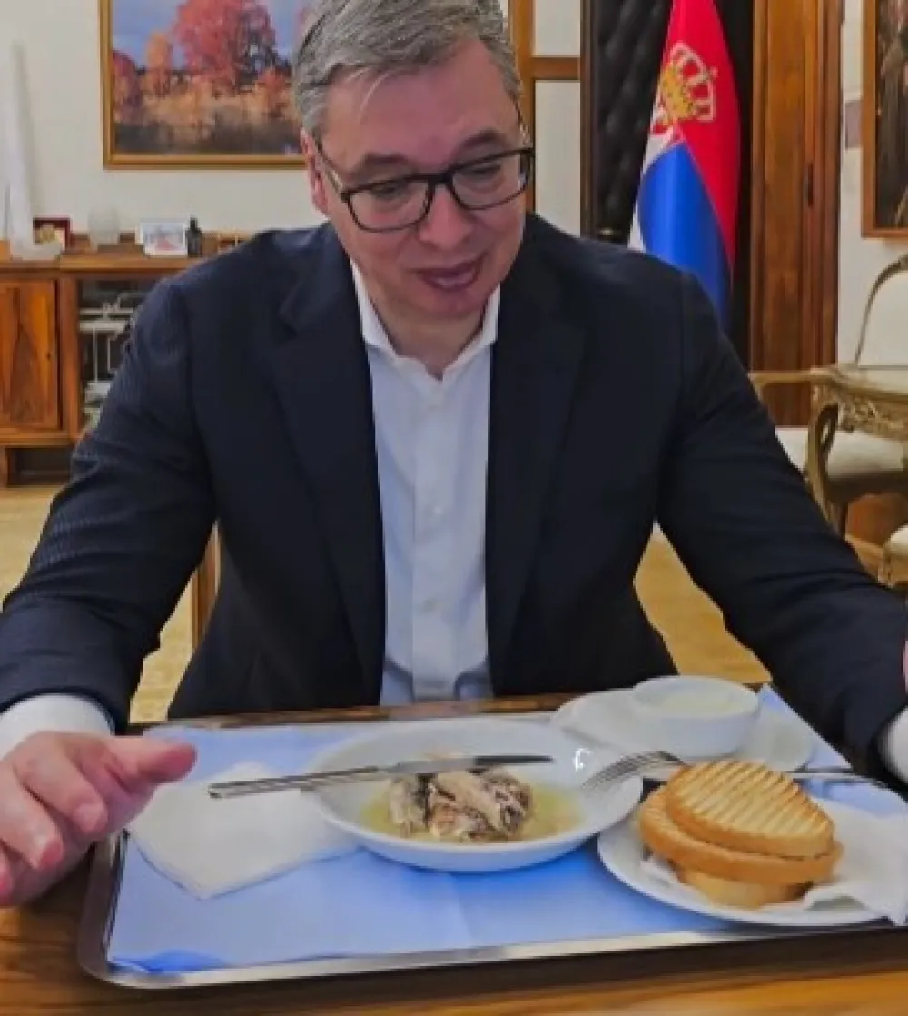 (VIDEO) Vučić objavio kako jede sardine: "Luk ću preskočiti zbog sastanaka"