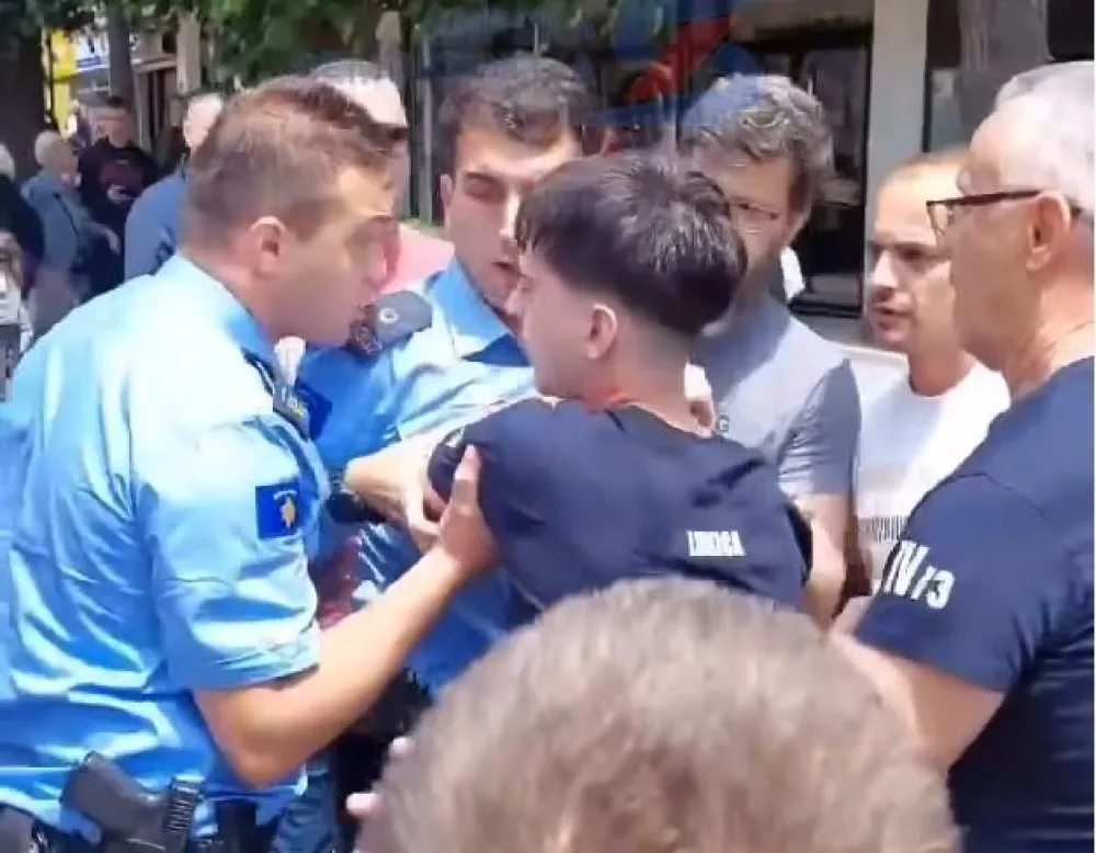 Situacija u Mitrovici i dalje napeta: Srbi traže pravdu za napadnutog maturanta