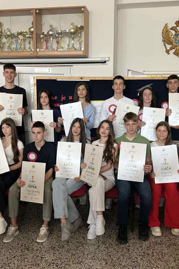 (VIDEO)&nbsp;U O&Scaron; &bdquo;Vuk Karadžić&rdquo; podijeljene &bdquo;Luče&rdquo;; Trud se vrednuje, a znanje po&scaron;tuje