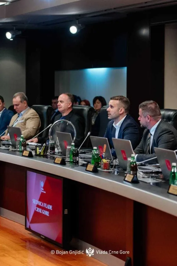 Interesi i fotelje važniji od ideolo&scaron;kih razlika