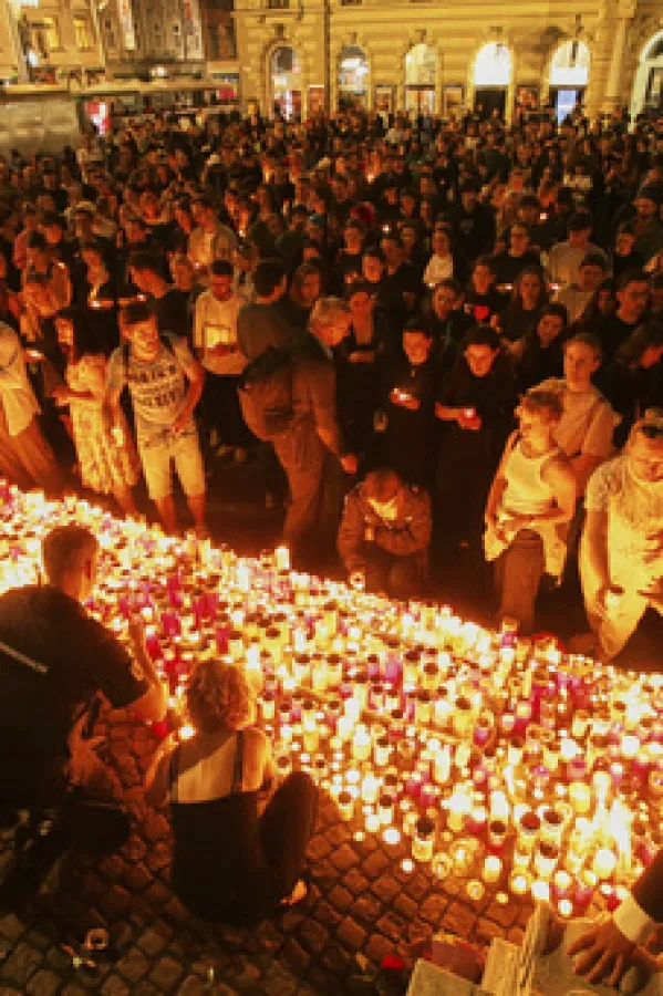 (FOTO) Dan nakon masakra u Gracu: Austrija u suzama, ispred &scaron;kole potresne scene, progla&scaron;ena trodnevna žalost
