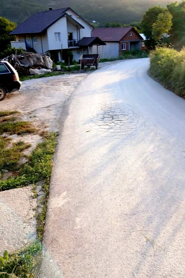Put pored kuća koriste te&scaron;ki kamioni