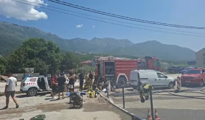 Uga&scaron;en požar u Radanovićima: Izgorjele dvije radionice, spa&scaron;ene dvije osobe koje su bile na krovu