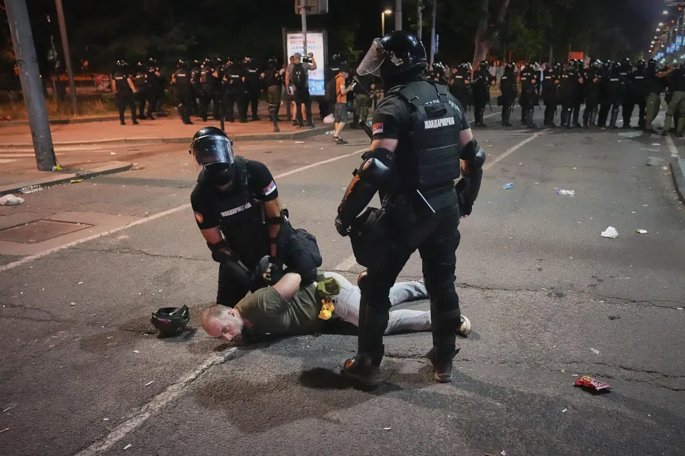 (FOTO) Vi&scaron;e desetina privedenih i povrijeđenih nakon protesta u Beogradu; Vasiljević: Upotrijebljena minimalna sila