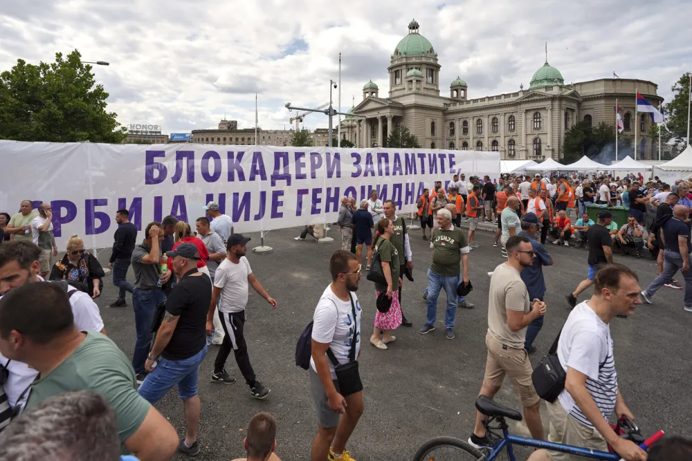 Studenti u blokadi večeras ispred VJT u Beogradu, pozvali građane da dođu