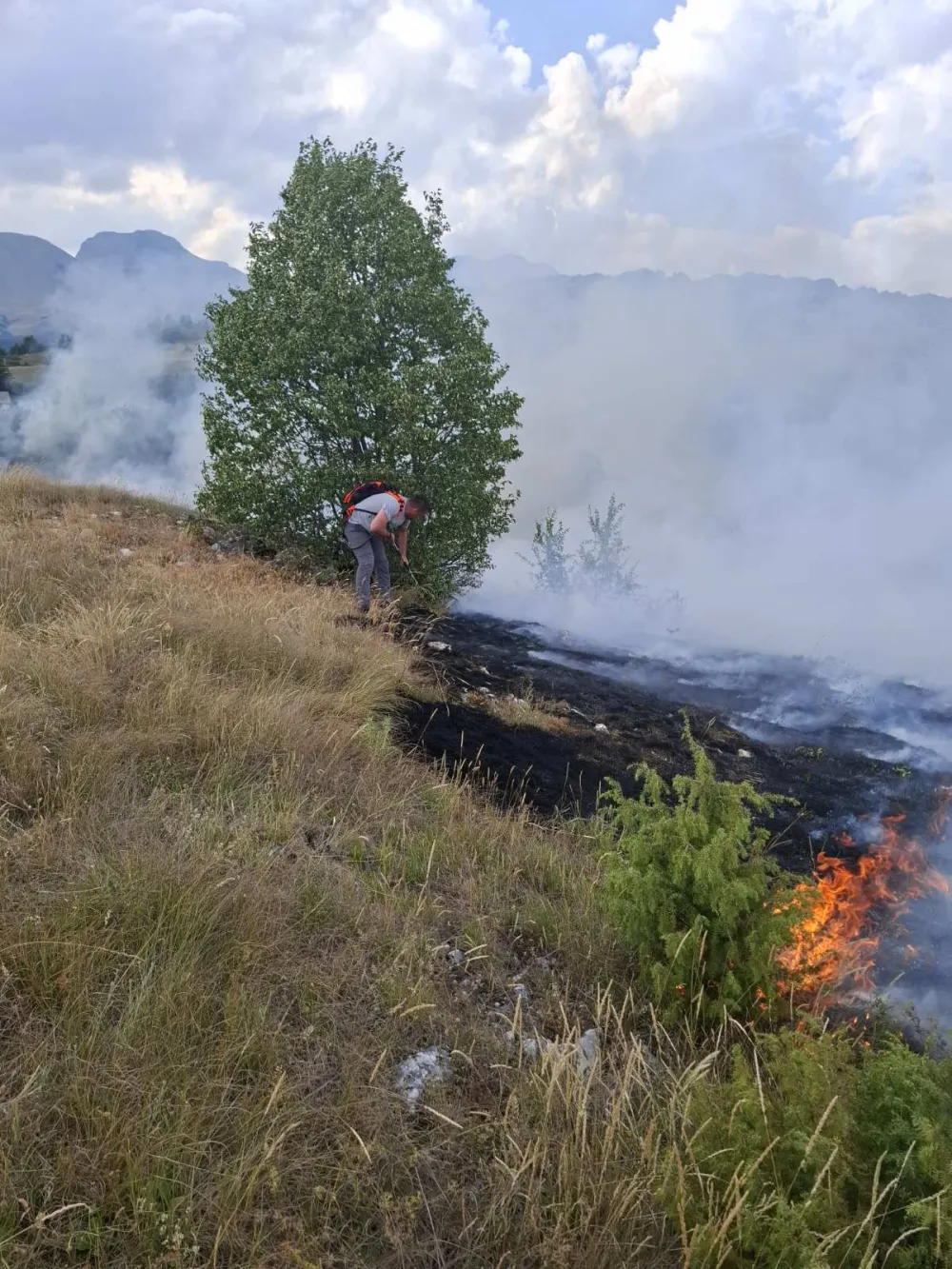 Na području Pive aktivno nekoliko požara, izgoreli kuća, &scaron;tale, koliba, automobil