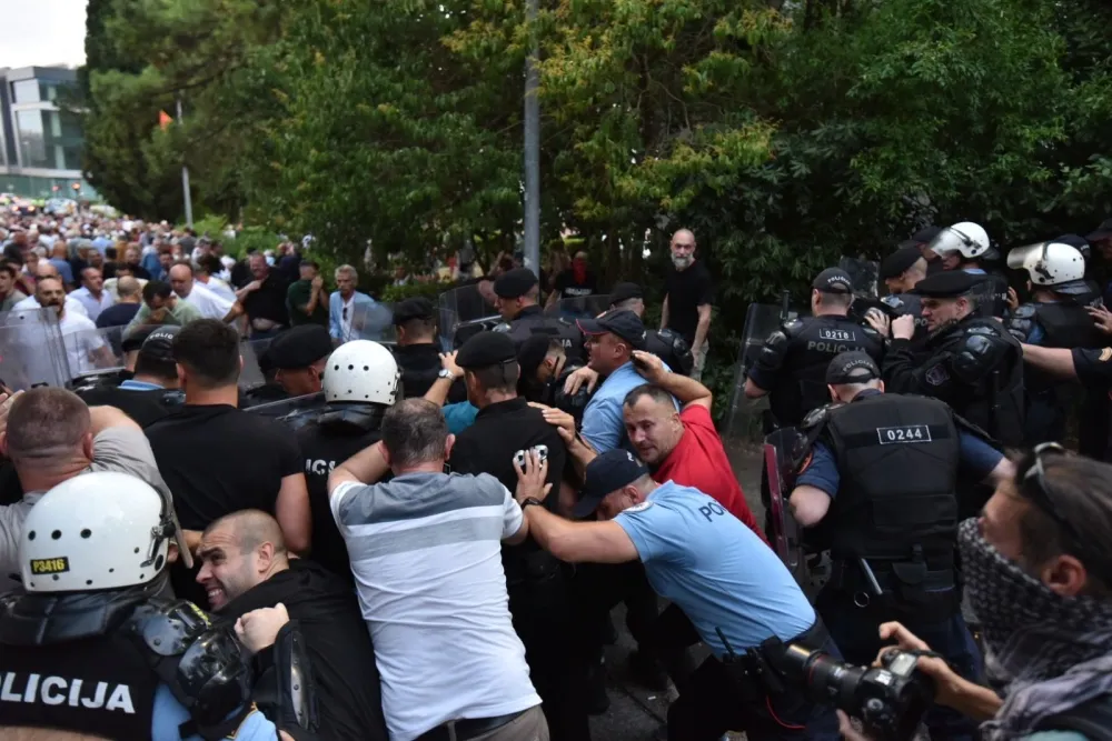 Protest povodom dodjele Trinaestojulske nagrade