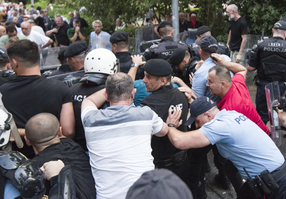 UP: Na skupu kod Vile Gorica povrijeđeno &scaron;est policajaca