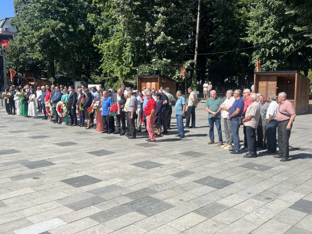 Položen vijenac na Spomenik palim borcima na bjelopoljskom gradskom trgu