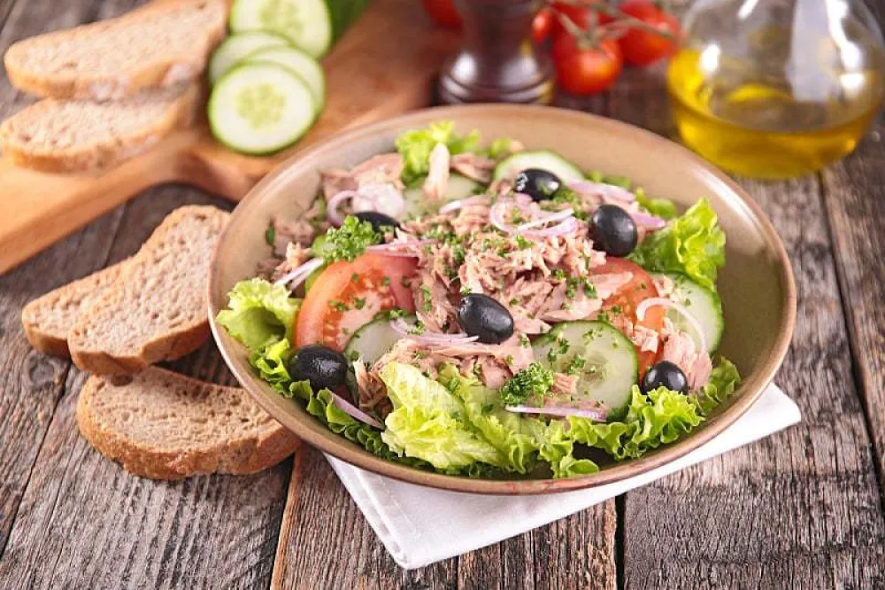 Salata s tunjevinom omiljeni obrok u ljetnjim danima