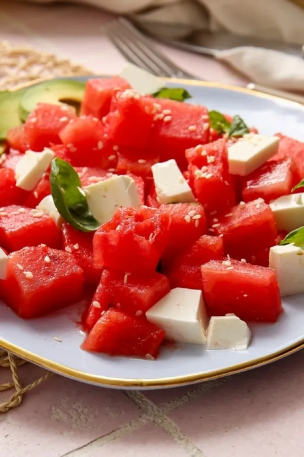 Ljetnja salata od lubenice, avokada i feta sira