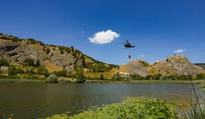 Helikopter Vojske Crne Gore gasio požar u selu Duži