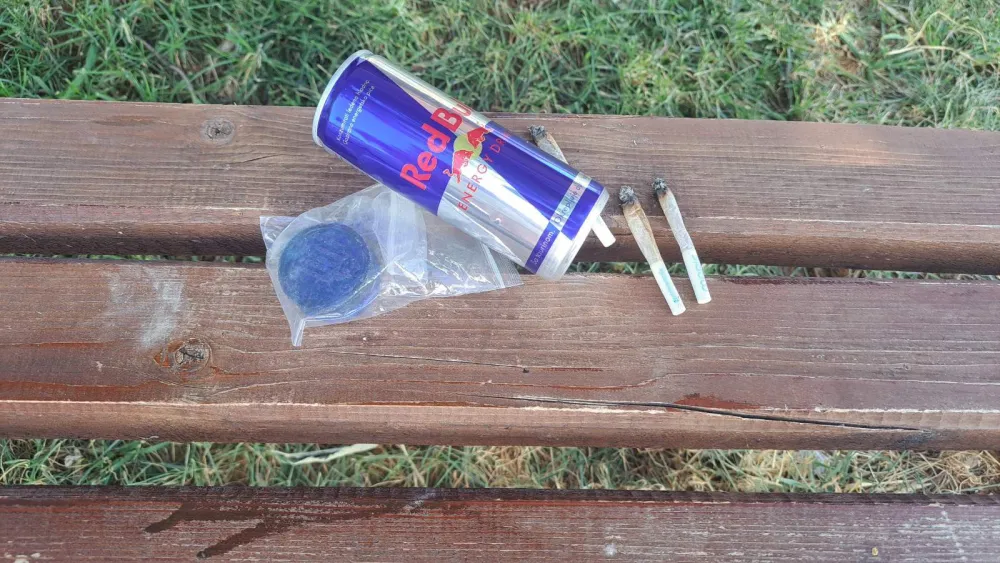 (FOTO) Na klupi kod "Ginta&scaron;a" ostavljeni džoint i drobilica za marihuanu
