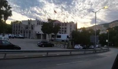 Službenici novske&nbsp;policije spriječili tragediju: Pregovorom spasili mu&scaron;karca koji je htio da skoči sa krova