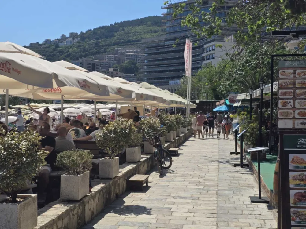 Crna Gora gubi ruske turiste, dok Turska i Mađarska bilježe rast prihoda: Ekonomske implikacije različitih pristupa