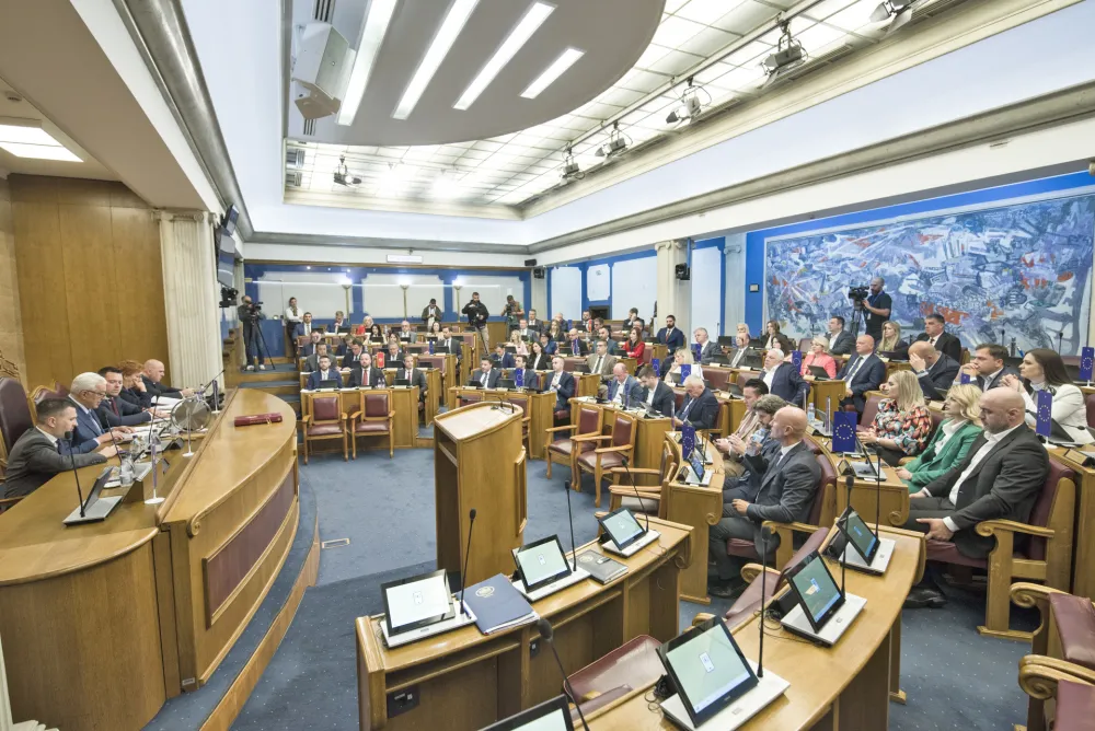 Pona&scaron;anje političara uru&scaron;ava ugled institucija