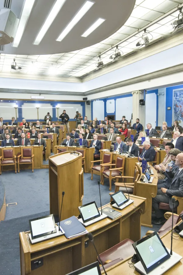 Pona&scaron;anje političara uru&scaron;ava ugled institucija