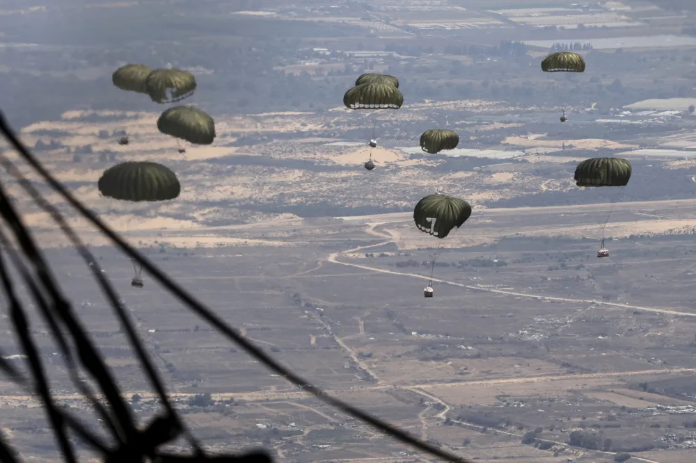 IDF: Avioni nekoliko zemalja izbacili 80 paleta humanitarne pomoći u Pojas Gaze