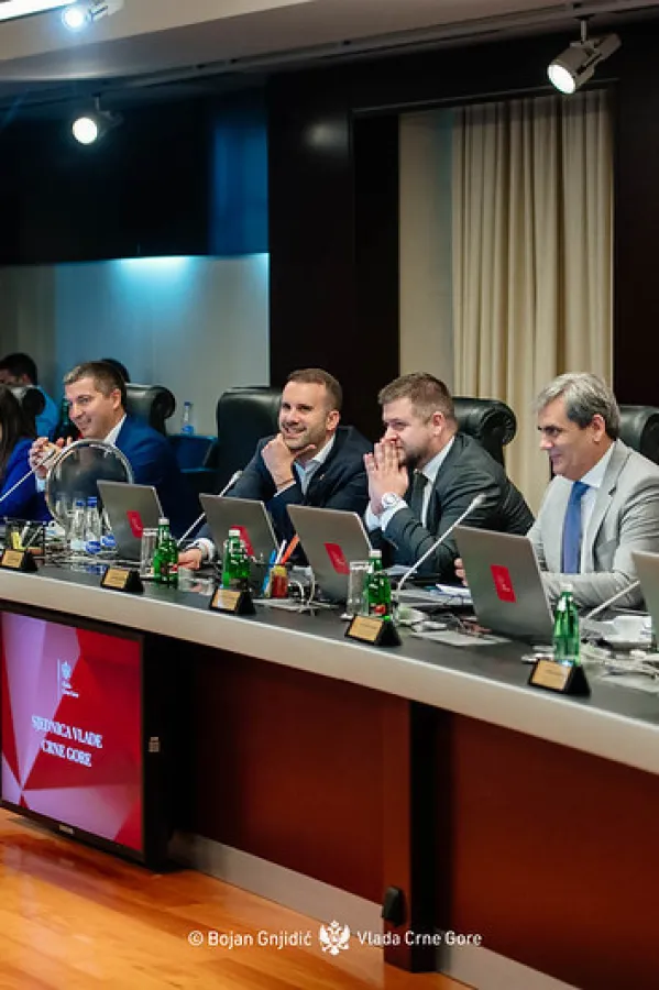 Za službena putovanja za tri mjeseca oti&scaron;lo 1,2 miliona