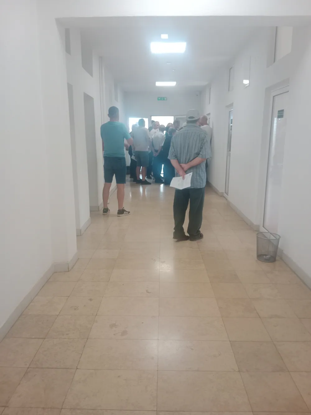 Gužve i ogorčenje na obnavljanju papirologije za staračke naknade: Stari i nemoćni čekali satima da predaju dokumenta