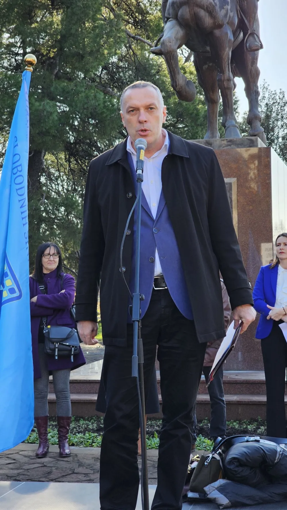 Božović: Masovnim protestima protiv smanjenja plata