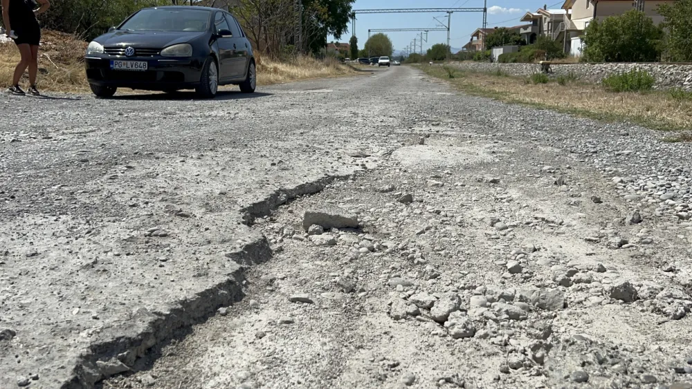 (FOTO/VIDEO) Nastavak Jadranske ulice uz prugu na Zlatici u katastrofalnom stanju: Asfalt sa hiljadu rupa
