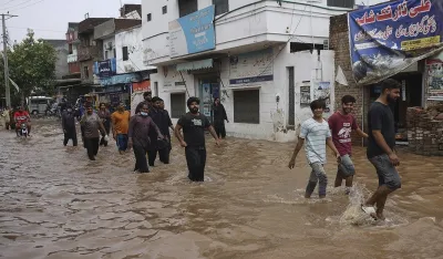 Zbog poplava u Pakistanu raseljeno gotovo 250 hiljada ljudi