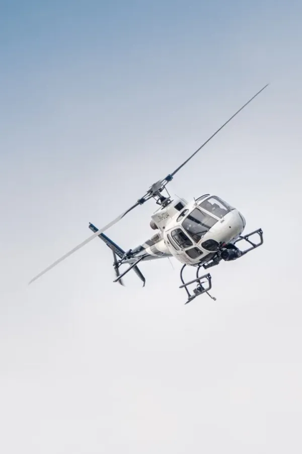 Helikopter sa osam osoba nestao sa radara na Borneu