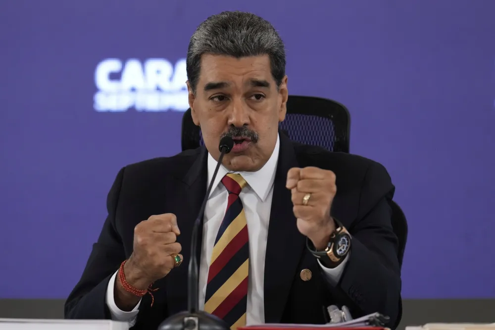 (VIDEO) Maduro se pohvalio mobilnim telefonom: &bdquo;Dao mi ga je Si, ni Amerikanci ne mogu da ga prislu&scaron;kuju&ldquo;