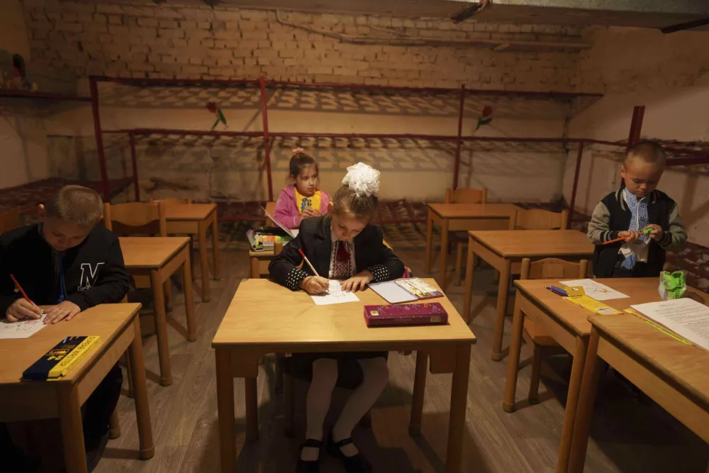 (FOTO) Kako ukrajinska djeca uče u &scaron;koli vi&scaron;e od &scaron;est metara ispod zemlje