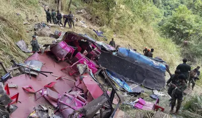 Autobus sletio sa litice u &Scaron;ri Lanki