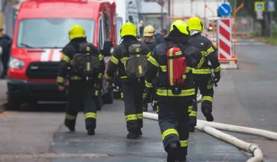 (FOTO) Požar u devetospratnoj zgradi u londonskom Vajt Sitiju, vi&scaron;e od 100 vatrogasaca na terenu