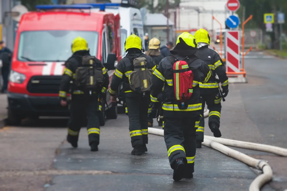 (FOTO) Požar u devetospratnoj zgradi u londonskom Vajt Sitiju, vi&scaron;e od 100 vatrogasaca na terenu
