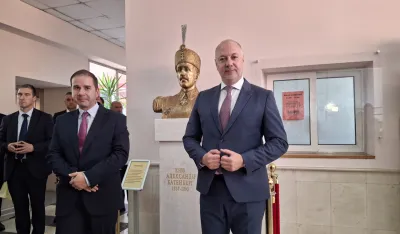 Vukićević i Željazkov kraj biste kneza Batenberga u holu FPN