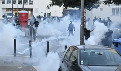(FOTO) Sukobi ispred gimnazije u Parizu, demonstranti gađali policiju kamenicama