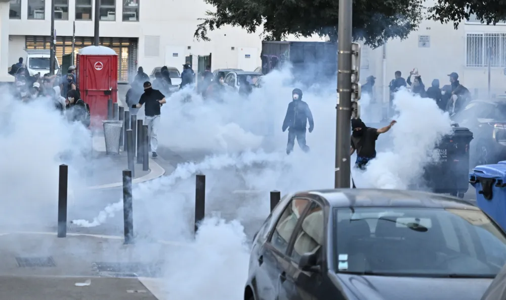 (FOTO) Sukobi ispred gimnazije u Parizu, demonstranti gađali policiju kamenicama
