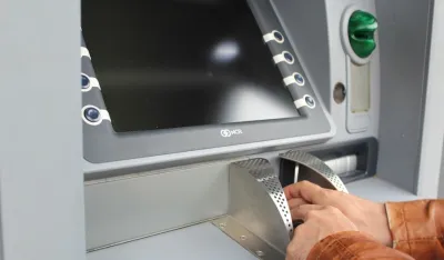 Osumnjičen da je iz torbe ukrao karticu, podizao novac sa bankomata, pa ga tro&scaron;io